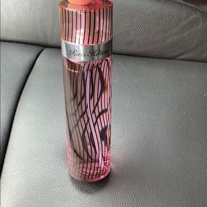 Paris Hilton: Signature